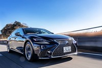 ランフラットタイヤを履いていることを忘れるぐらい、快適といえる乗り心地を提供してくれる「LS500h“エグゼクティブ”」。クーペフォルムのエクステリアデザインも、従来モデルにはみられなかった5代目ならではの特徴だ。