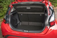 荷室の容量は300リッター。後席背もたれは60：40分割で前に倒せる。