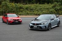 写真向かって右が、「ホンダ・シビック タイプRレーシングブラックパッケージ」の「Gr.B」無限パーツ装着車。同左が、同じく「Gr.A」無限パーツ装着。