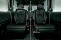 ボディーサイズの拡大によりゆとりを増した車内空間。とくに左右Cピラー間の室内幅は1295mmと、従来より75mmも拡大。室内長も1405mmと、5mm高くなっている。