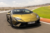 旋回時には後輪のトルクベクタリング機構と「P-TCS（パフォーマンス・トラクション・コントロール・システム）」が車両の挙動を制御。一方で、ドライバーの操作の裁量も大きく、その点が「ウラカンSTO」とは大きく異なる。