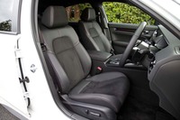 上級グレード「EX」のシートは、プライムスムースと呼ばれる合皮とウルトラスエードのコンビタイプ。「LX」のものはプライムスムース×ファブリックとなる。