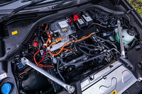 エンジンフード内のカバーを外した様子。CCU（コンバインド・チャージング・ユニット）や12Vの鉛バッテリーなどがフロントのバルクヘッド側に搭載されており、車両前方には大きな空間がある。