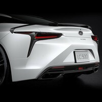 固定式のリアスポイラーが備わっている。