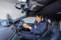 BMW車の力強い加速感やスポーティーな走りがお気に入りというサッシャさん。タイヤについては「ハンドリングはもちろんですが、長持ちすることと静粛性も重視したい」と希望を語った。