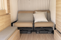 座面を背もたれに、背もたれを座面に入れ替えると後ろ向きのソファのように使える。一応、乗車定員は5人となっているが、前席に2人で乗ってきて、滞在先でその2人がここで過ごすのが心地よい過ごし方だと思われる。