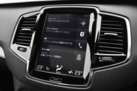 カーナビゲーションシステムやオーディオ、安全装備の設定など、さまざまな機能のインターフェイスとなっているタッチスクリーン式ディスプレイ。