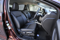 前席は背もたれの表層部ウレタンを厚くして座り心地を向上させた。「HYBRID EX」にはレザー調素材（プライムスムース）とファブリックのコンビシートが標準。本革も選べる。