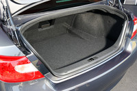 荷室は、9インチゴルフバッグが4つおさまる容量を確保する。