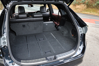 ショックアブソーバーを床下に配置したリアサスペンション（ダブルウィッシュボーン。従来型はストラット）を採用したおかげで、通常時のトランクルーム容量は17リッター増加の456リッターへ。後席をたためば992リッターまで広がる（容量はいずれもVDA法）。