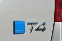 「ポールスター・パフォーマンス・パッケージ」装着車に与えられる、ブルーの専用エンブレム（写真左）
    