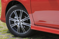 「カローラ フィールダー ハイブリッドG“AEROTOURER”」を含む一部グレードには、最も径の大きな16インチアルミホイール（写真）が与えられる。
    