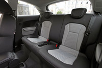 リアシート。定員は計4名となっている。