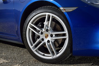 タイヤのサイズは、フロント（写真）が235/40ZR19で、リアは295/35ZR19。