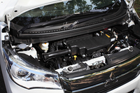 「eKカスタムT」の0.66リッター直3ターボは64psと10.0kgmを発生。JC08モード燃費は23.4km/リッター（FF車）。