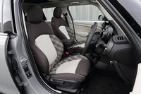 テスト車のインテリア。オプションの、クロスとレザーのコンビシートが装備されていた。