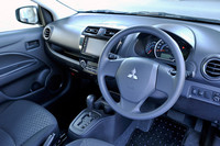 内装色は2パターンあるが、ボディーカラーとセットになっており、選択できない。写真のセルリアンブルーマイカを選ぶと自動的にブラックとなる。