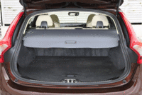 荷室の様子。2分割式のラゲッジネットや、ラゲッジカバーが標準で備わる。（写真をクリックすると、シートアレンジが見られます）