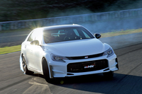 「マークX“GRMN”」（オプション装着車）。ボディーカラーはホワイトパールクリスタルシャイン。