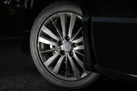 セレナの「ライダー パフォーマンススペック」には、「ライダー」より1インチアップの17インチホイールとヨコハマ製高性能タイヤ「アドバン スポーツ（205/50ZR17）」が装着される。