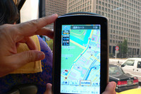 徒歩モードでは画面は縦長のモードに自動で切り替わる。道路の反対側に目的地を置き、徒歩でルートを引いたら驚くことにちゃんと横断歩道のあるところで道路を渡った！
