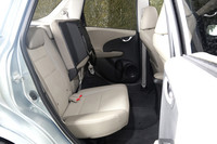 「フィット」ゆずりのリアシートは、写真のようにチップアップが可能。背の高い荷物も積み込むことができる。