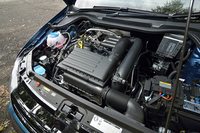 「ポロ ブルーGT」に搭載されるエンジンは「ゴルフTSIハイライン」と同型の1.4リッター直4
    ターボ。気筒休止システム「ACT」を備え、140psと25.5kgを発生する。