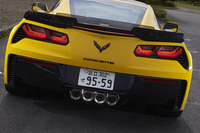 “C7”世代の「コルベット」の大きな特徴である、センター4本出しのマフラー。ステンレス製のエキゾーストマニホールドを採用するなど、「Z06」ではエキゾーストシステムにも手が加えられている。