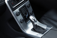 「V60 T4 R-DESIGN」は、トランスミッションにデュアルクラッチ式のロボタイズド6段セミATを搭載。シフトプログラムなどに標準車からの変更はない。