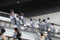 購入した弁当を下げて自分たちのブースに戻ってゆく皆さん。カースコープにも記したが、お弁当は日本円に換算して1個400円程度。これは“会場値段”である。