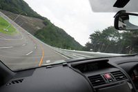 バンクの傾斜はご覧の通り。遠心力によって乗員には斜め下方向（実際には横方向だが）のGがかかるので、カメラを支えるのが大変だった。