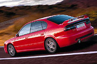 
	「BLITZEN 2002 model」のワゴン（上）とセダン（下）。写真の「プレミアムレッド」は3.0万円高となる。
	 