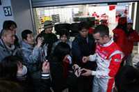 レース終了を最後まで見守っていた多くの観客のために、レース後パドックが開放され、ドライバーはサイン、記念写真で応えた。