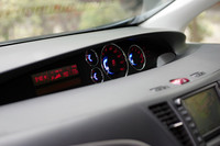 ダッシュボード上段にあるメーター類。キーやドアの状態に連動して、紫や青に色を変える。