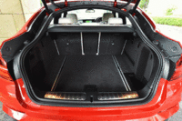 ラゲッジルームの容量は500～1400リッター（VDA法）。（写真をクリックするとシートが倒れる様子が見られます）