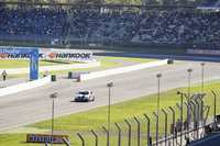 アウディがサーキットで無人自動走行を披露の画像