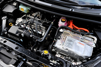 搭載されるハイブリッドシステムは、ノーマルと同スペック。74psと11.3kgmを発生するエンジンに、61ps、17.2kgmのモーターが組み合わされる。