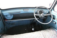 全幅にわたって荷物棚が備わり、計器類は速度計のみという超シンプルな1965年「ライトバン・スタンダード」のダッシュボード。空冷エンジンなので水温計は不要だが、燃料計もなく、速度計の中にある残量警告灯だけが頼りである。ただし、より年式の古い64年「デラックス」は警告灯も付いていない。シートはベンチ式で、ギアボックスは3MT。