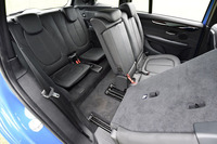 3列目シートへの乗り込みは、2列目を前倒しおよびスライドさせて行う。