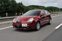 ベースの「スプリント」がハロゲンヘッドライトを装着していたのに対し、「クラシカ」ではバイキセノンにアップグレードされる。