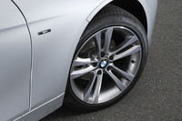 オプションの18インチアルミホイール「ダブル・スポーク・スタイリング397」。組み合わされるタイヤはピレリのランフラットタイヤ「Cinturato P7」。