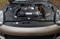 最高出力333psのガソリンエンジンに95psのモーターを組み合わせる、「カイエンS E-ハイブリッド」のパワーユニット。416psのシステム最高出力を発生する。
    