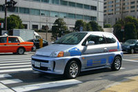 試乗に出て行く現行型の「FCX」。
参加家族を順番に乗せては、ホンダ本社周辺をまわった。