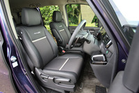 専用デザインのシート。表皮には、「プライムスムース」と名付けられた質感の高い合成皮革とファブリックが用いられている。