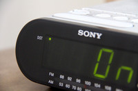 わが家のソニー製欧州仕様のラジオクロック。電波時計ではないが、DST（Daylight Saving Time＝夏時間）自動切り換えモードが付いている。