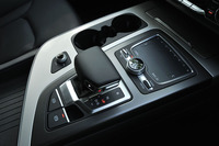 トランスミッションはトルクコンバーター式の8段AT。無駄な燃料消費を減らす「フリーホイーリング」機構が備わる。