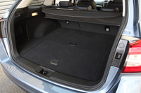 5人乗車時の荷室容量は、522リッター。上級モデルにあたる「レガシィツーリングワゴン」（520リッター）をも上回る。
    
