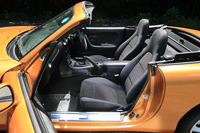 ヘッドレスト一体型のスポーツシートを備えた車内空間。収納関係はNA型より改善されており、センターコンソールボックス内にはドリンクホルダー（1個）も備わっていた。
    