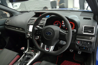 インテリアでは、各部に用いられた赤いアクセントが「WRX STI」の特徴。
    