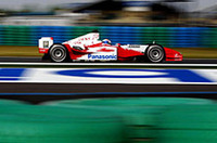 トヨタにとってはいいところがなかったフランスGP。予選14位のオリヴィエ・パニス（写真）はスタートでクラッチに問題が起き大きく出遅れ、最後尾から結局15位完走。クリスチアーノ・ダ・マッタは14位フィニッシュ。両車、上がった気温にセットアップを狂わされたというが、マシンに潜在的な問題があるのは明らか。シーズン後半戦にどれだけ巻き返しが図れるか。（写真＝トヨタ自動車）